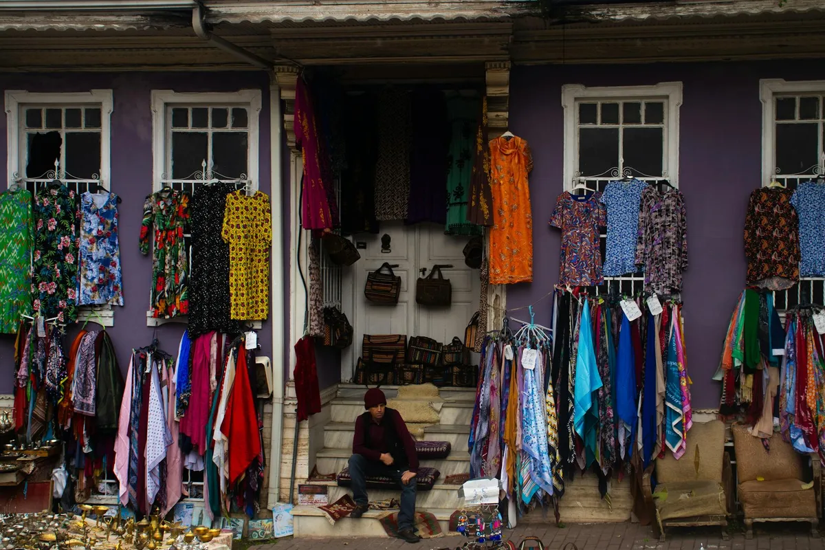 이스탄불 시장의 생동감 넘치는 패브릭과 의류 진열
