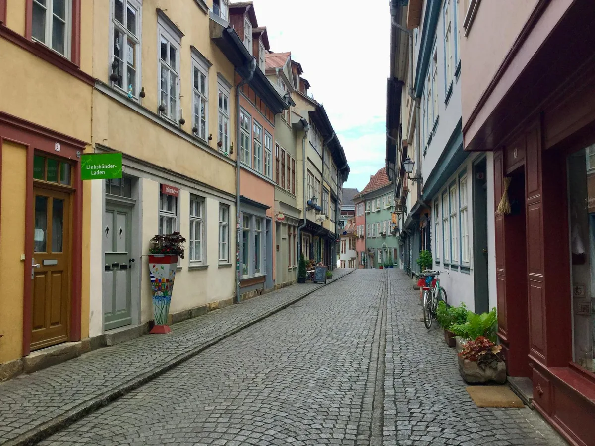 Malerische Kopfsteinpflasterstraße in der historischen Altstadt von Erfurt, Thüringen