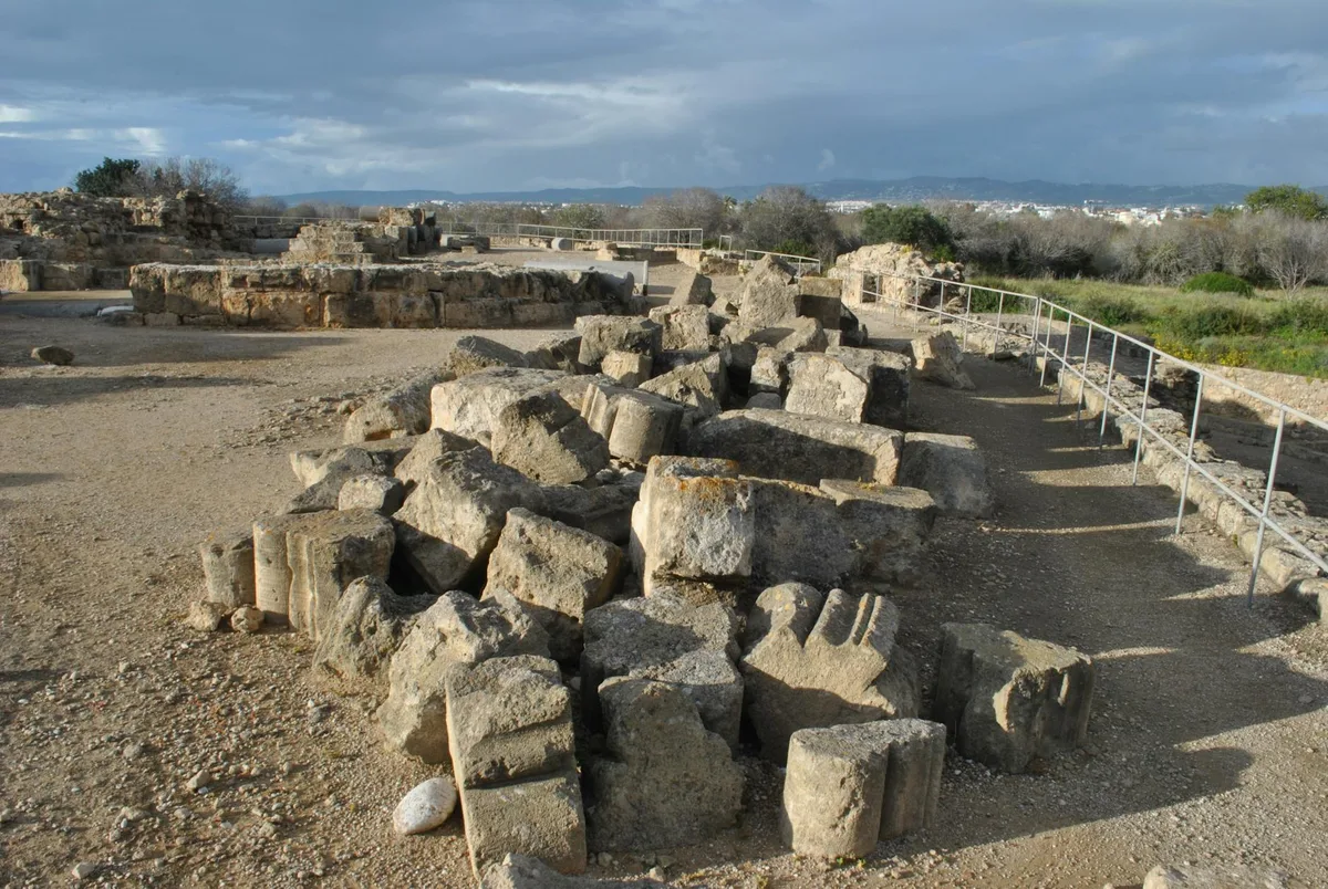 Rovine antiche con colonne di pietra frammentate e cielo coperto