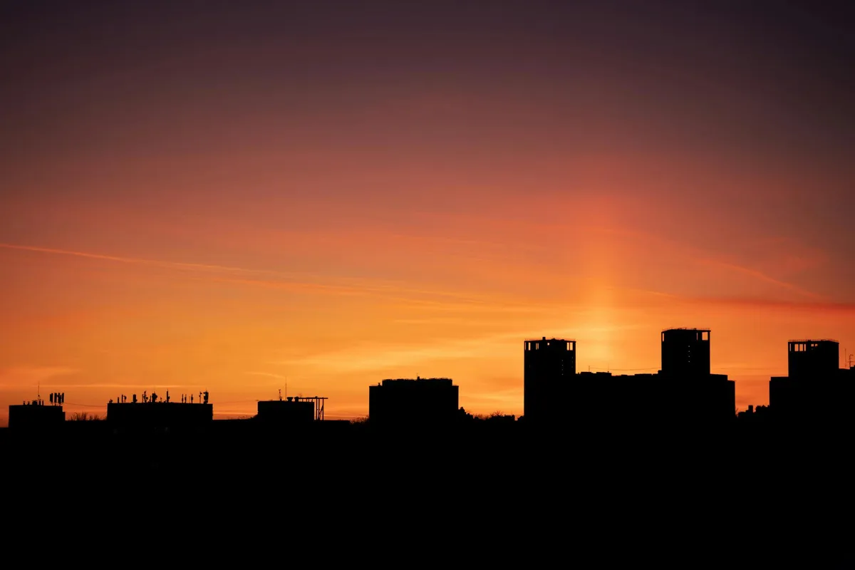 도시 건물 실루엣과 선셋 스카이, 도심의 평온함