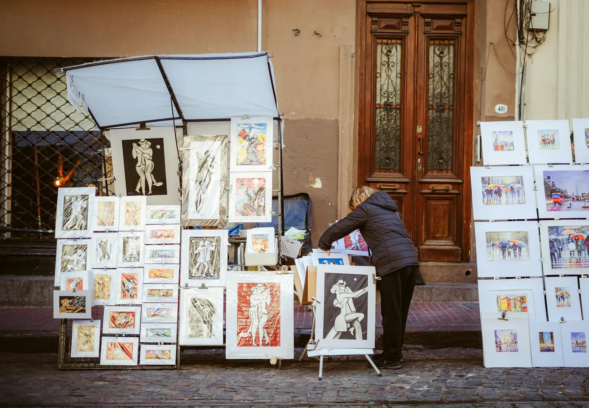 阿根廷布宜诺斯街头艺人展示画作