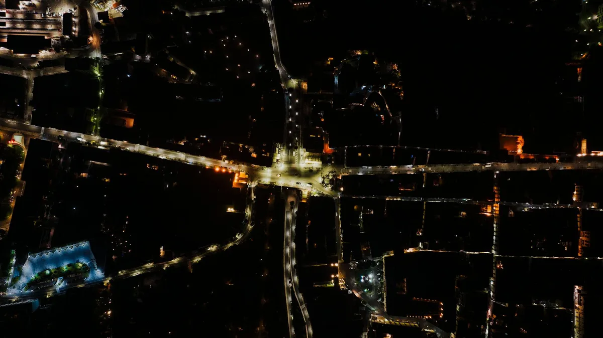 Nächtliche Luftaufnahme der beleuchteten Straßen von Sorrent