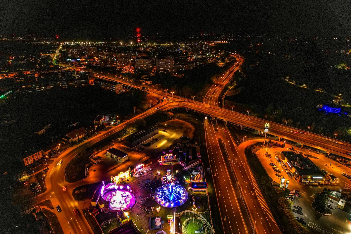 Vista aerea mozzafiato di una città di notte con strade illuminate e vita notturna