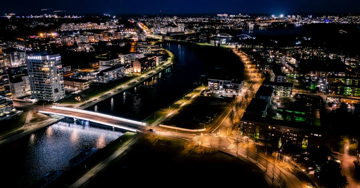 フィンランドの夜景が広がる都市の航空写真