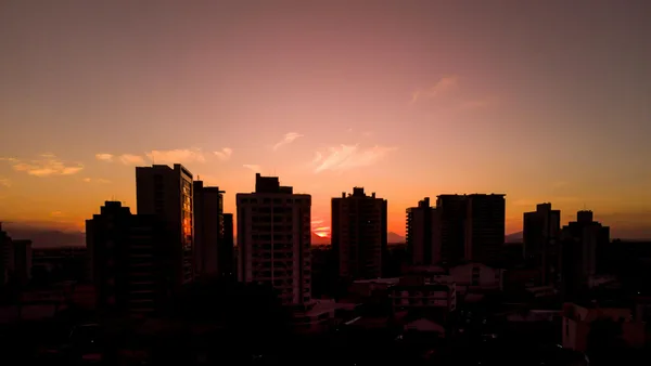 Spektakulärer Sonnenuntergang über der Skyline von Campos dos Goytacazes
