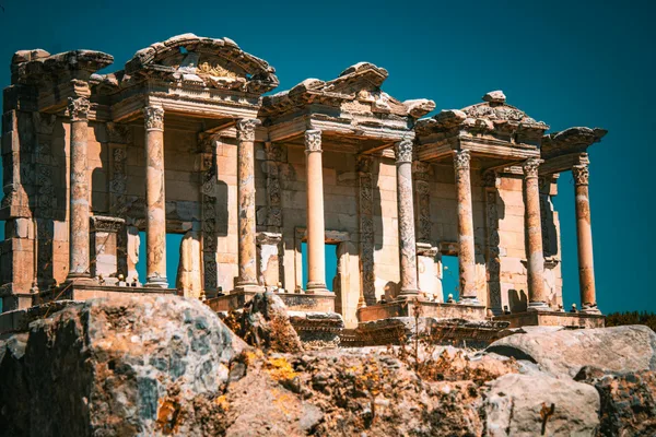 Rovine antiche con colonne imponenti sotto cielo azzurro