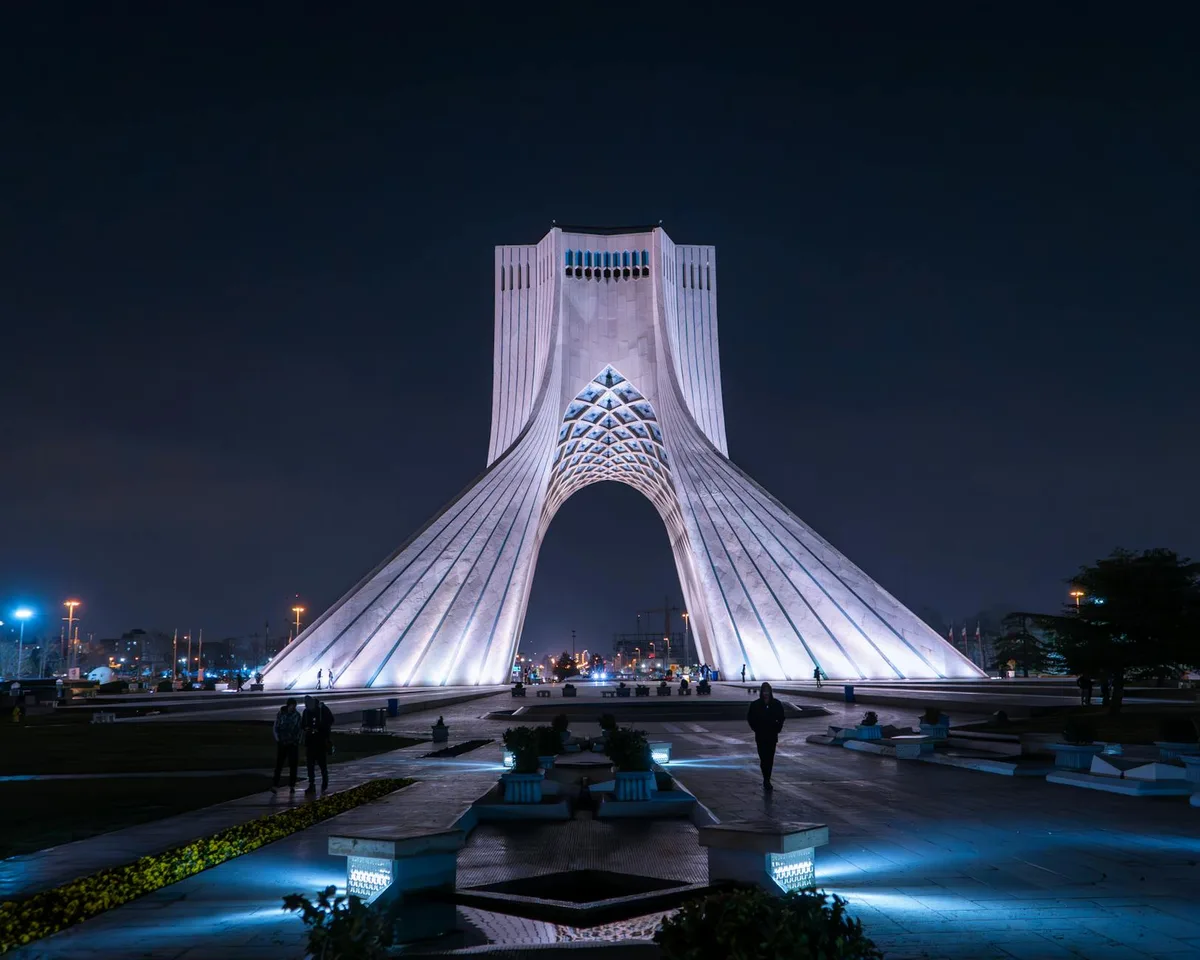 Azadi-Turm nachts in Teheran mit persischer Architektur