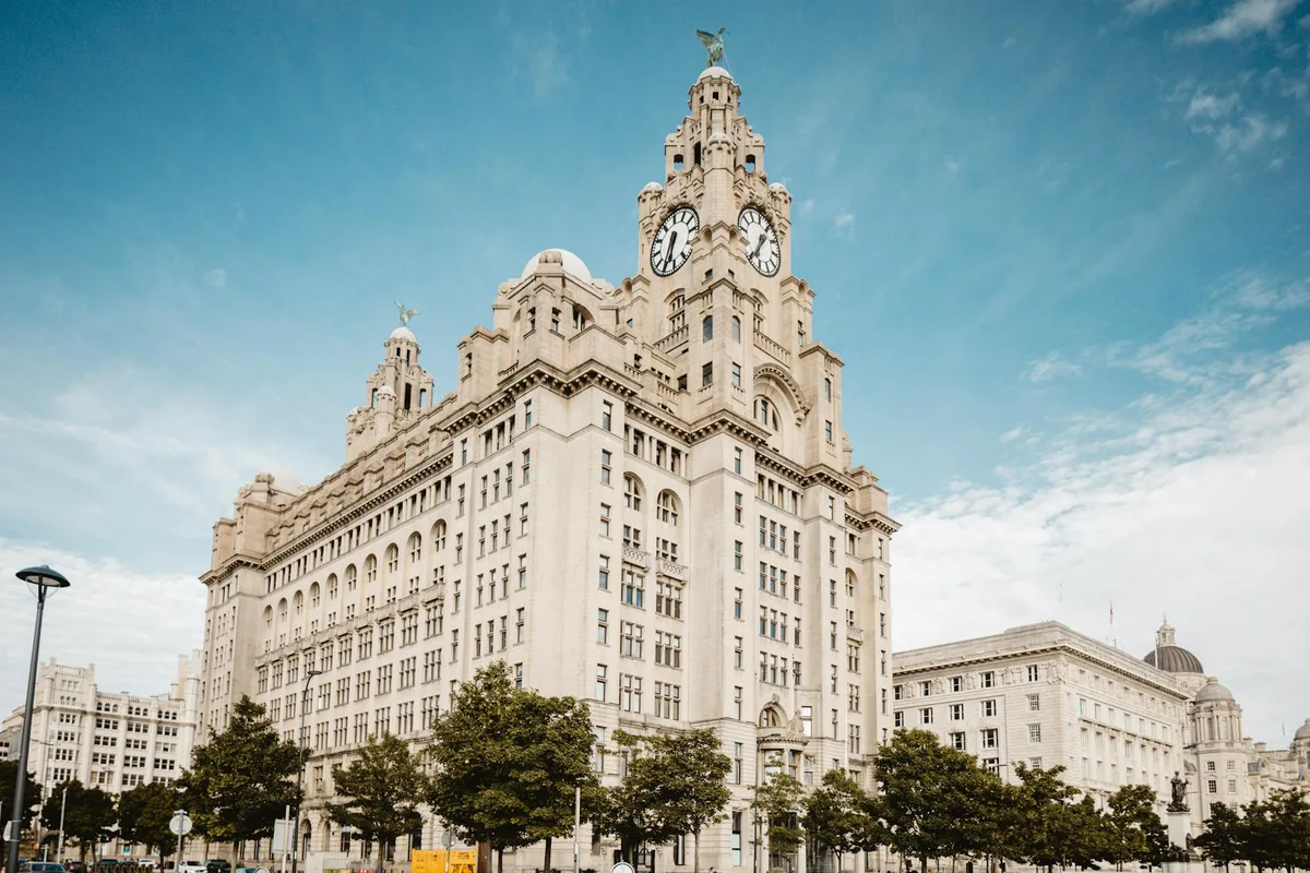 Royal Liver Building de Liverpool bajo un cielo azul despejado