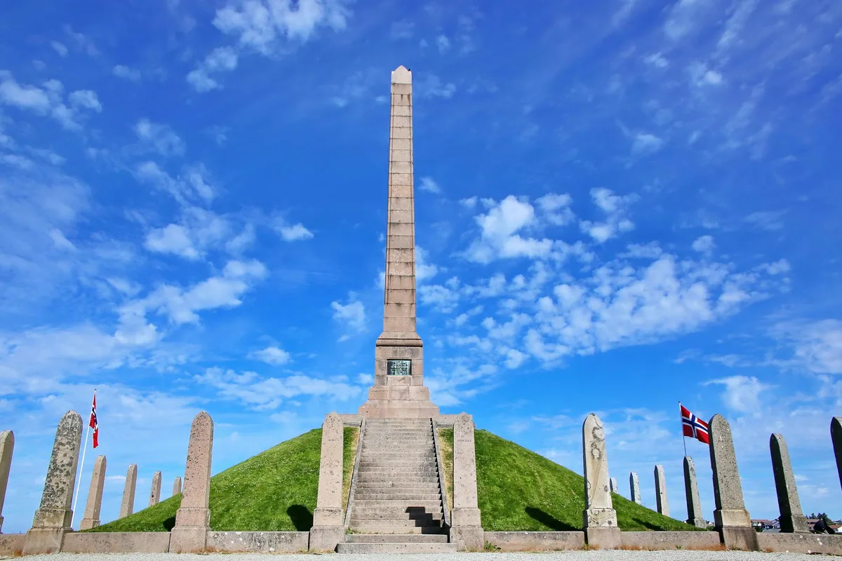 Vue imprenable du monument Haraldshaugen sous un ciel bleu à Haugesund, Norvège