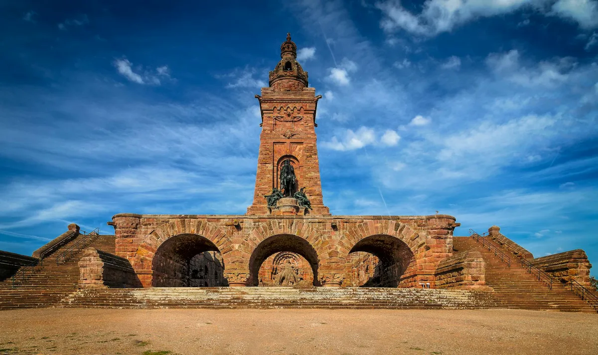 Kyffhäuser-Denkmal in Deutschland vor leuchtend blauem Himmel