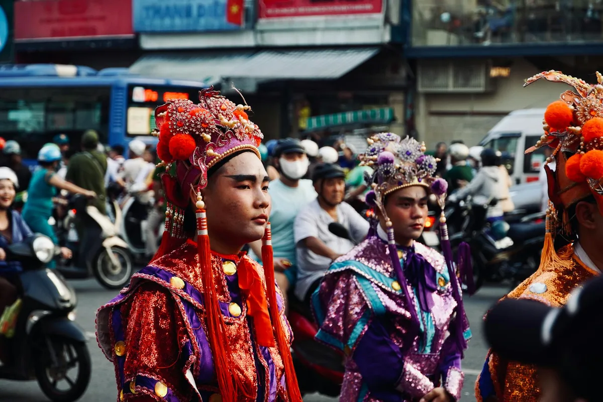 華やかな衣装とヘッドピースが彩る賑やかなストリートパレード