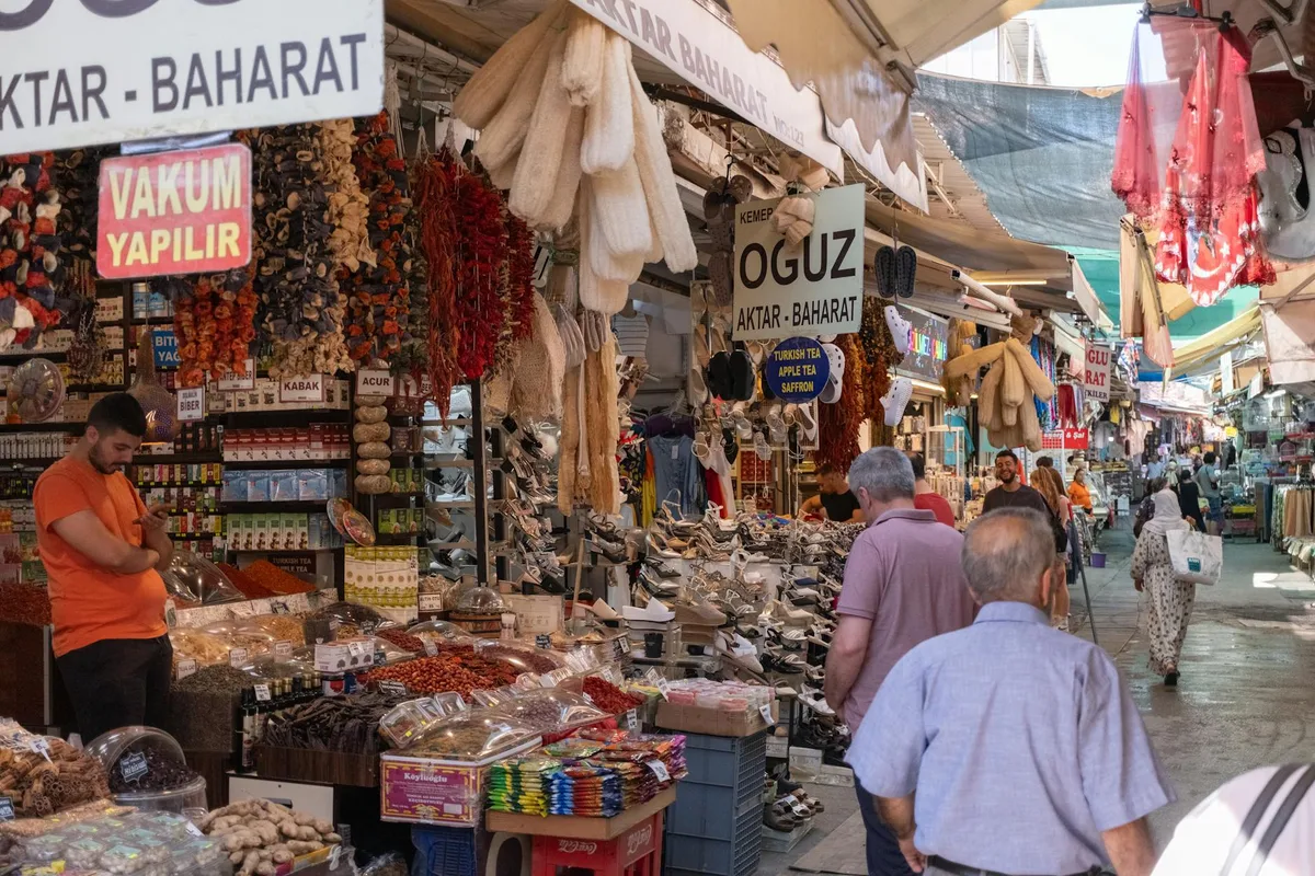 Mercado vibrante en Izmir, Turquía, con puestos de especias y compradores