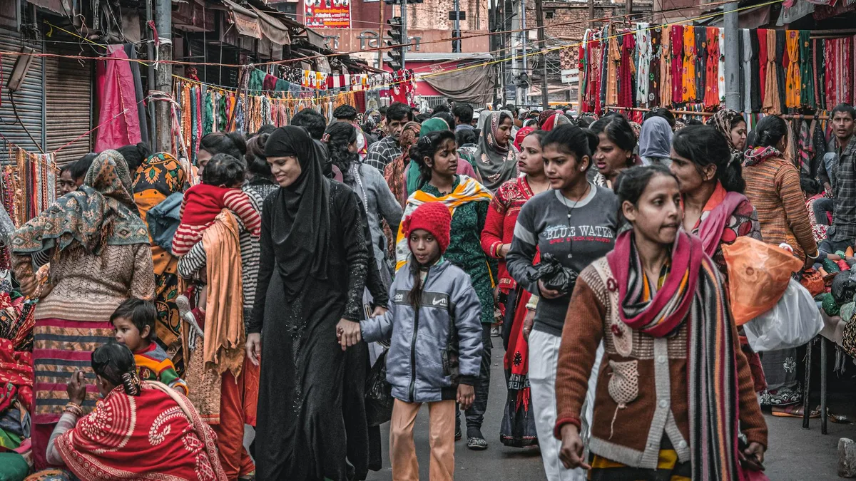 Scène de rue animée à Guwahati, Inde, avec une foule et des étals colorés