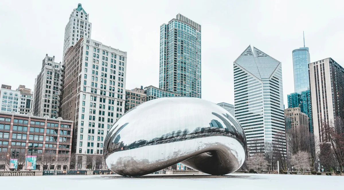 Vista della scultura Cloud Gate con skyline di Chicago in inverno, architettura urbana