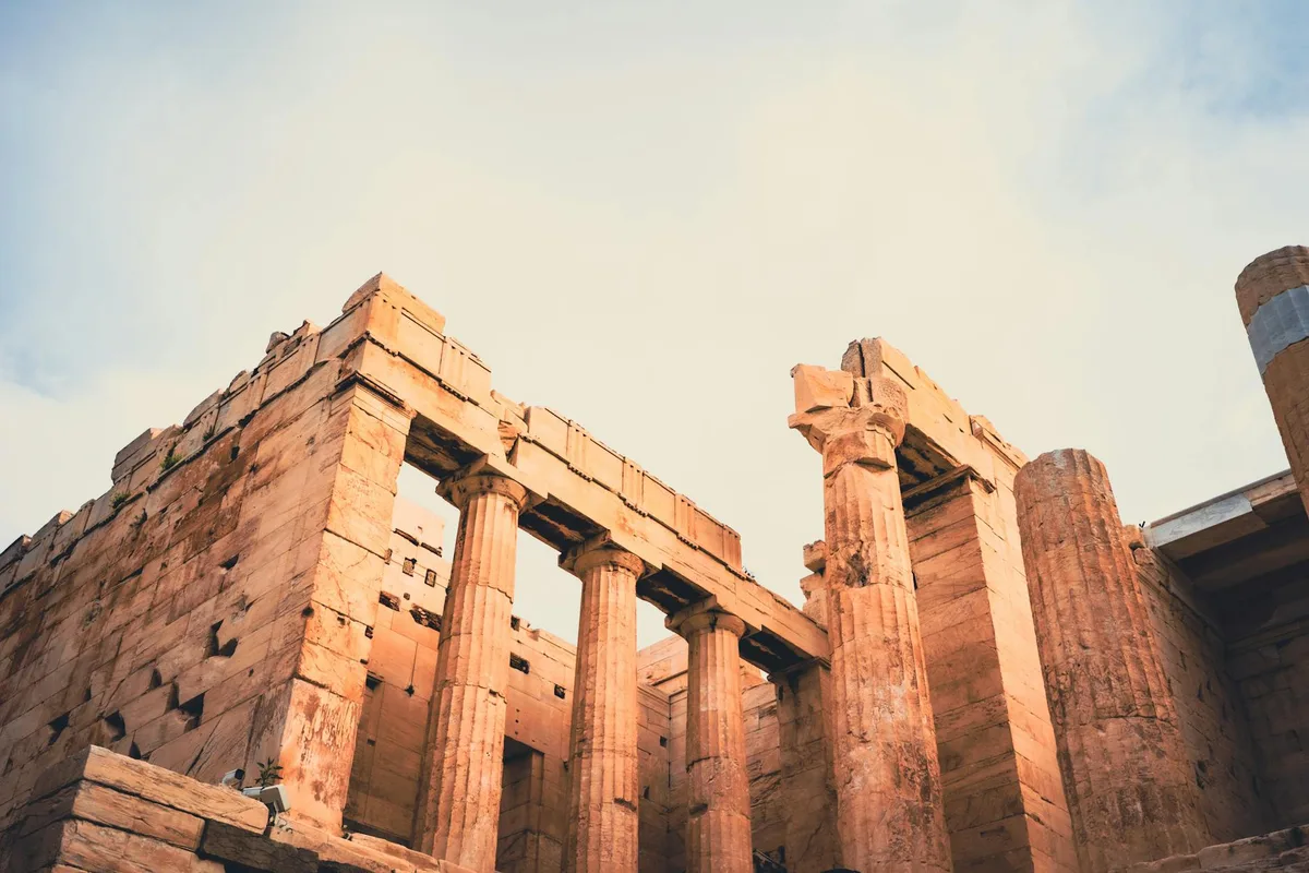 Вид на знаменитые руины Парфенона в Афинах, древнегреческая архитектура