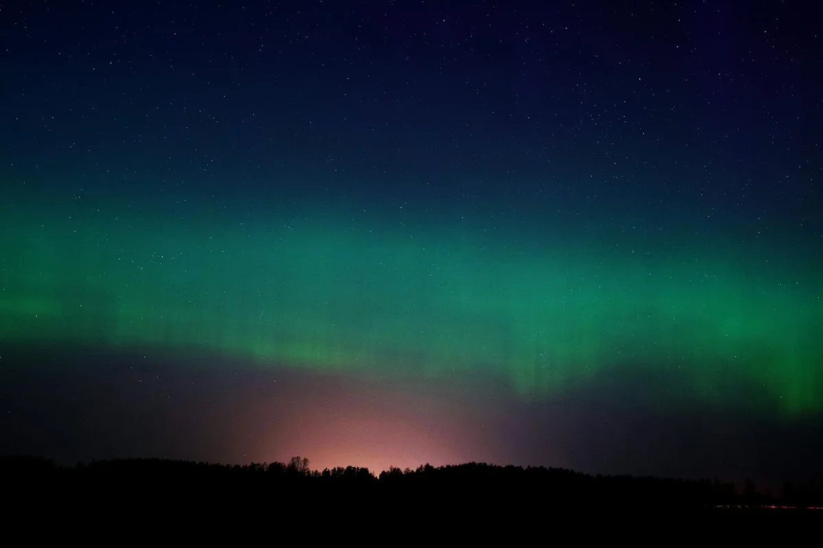 Aurora Boreale ipnotica nel cielo notturno di Ventspils, Lettonia