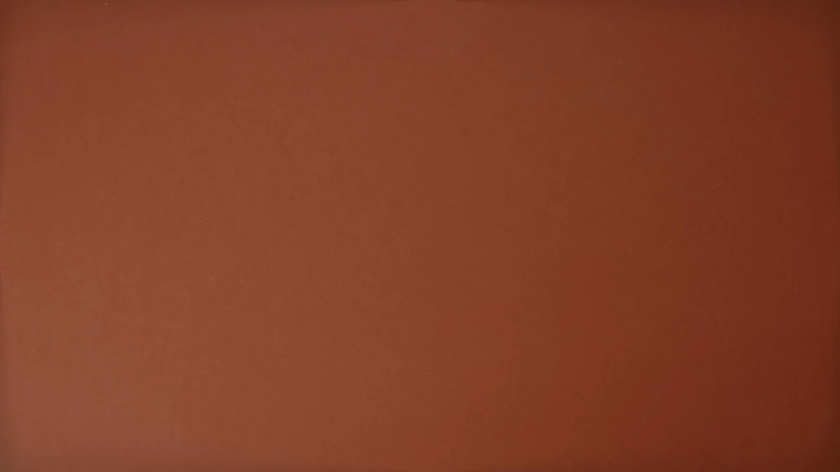 Sfondo marrone semplice e uniforme per design e spazi per copia