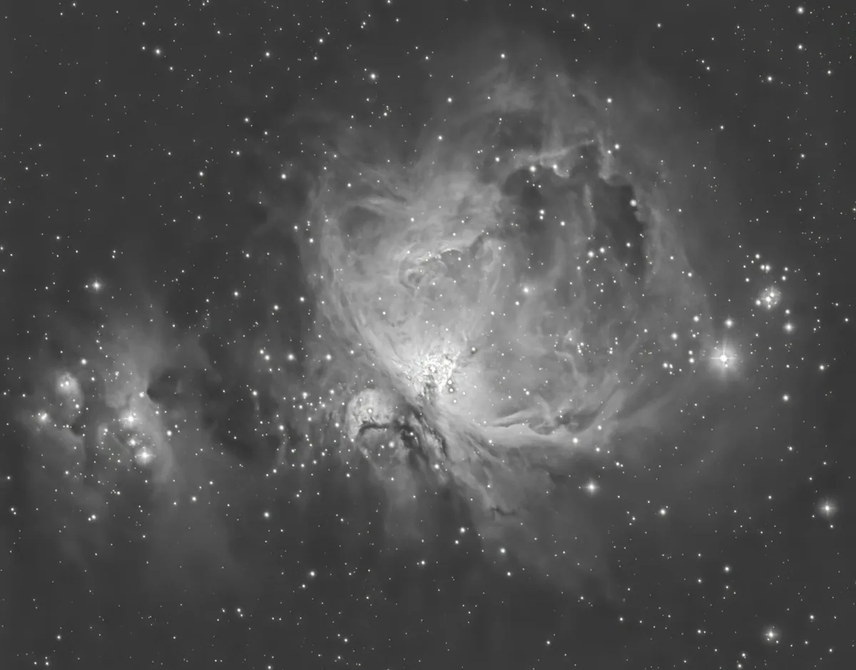 Immagine in bianco e nero della nebulosa di Orione e stelle nello spazio profondo