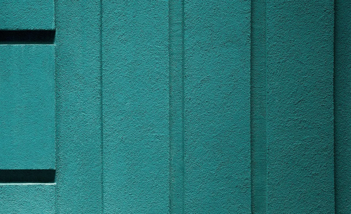 Texturierte blaue Minimalist-Wand mit geometrischen Mustern und Schatten