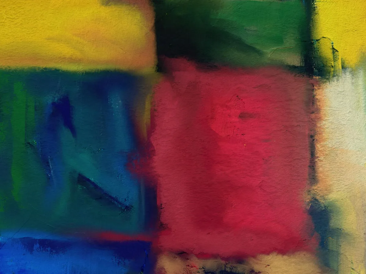 Opera astratta vibrante con blocchi rossi, gialli, verdi e blu su tela colorata