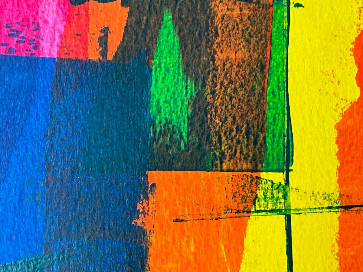 Ein lebendiges abstraktes Gemälde mit bunten geometrischen Mustern und kräftigen Strichen.