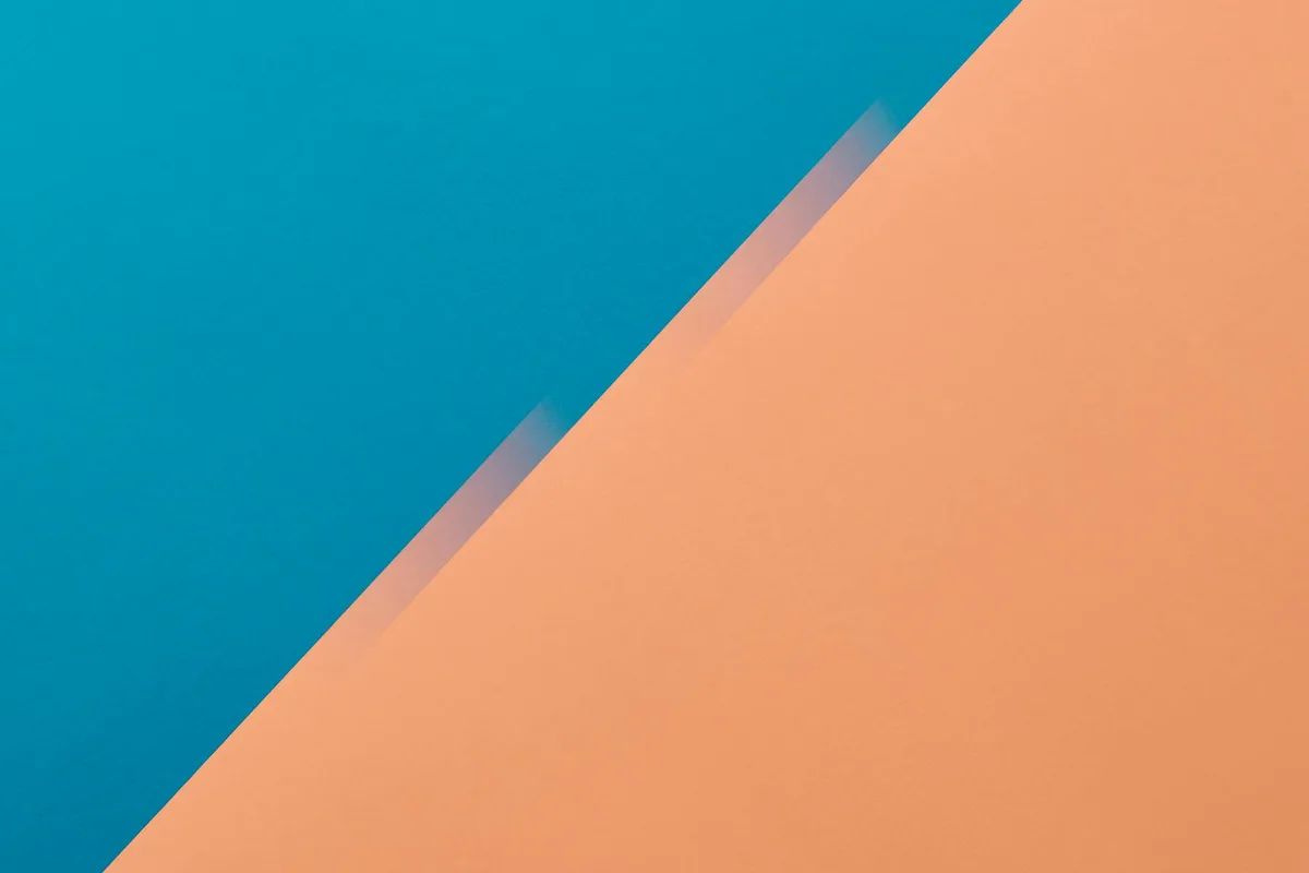 Ein lebendiger zweifarbiger Hintergrund mit kontrastierenden Blau- und Orangetönen.