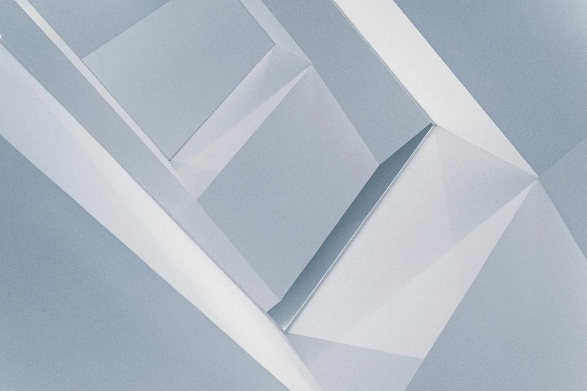 Design geometrico astratto minimalista con tonalità di blu e grigio e angoli netti