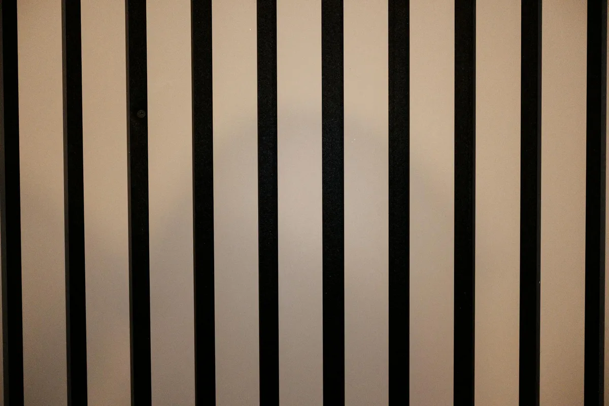 Abstraktes vertikales Schwarz-Weiß-Streifenmuster für moderne Designhintergründe