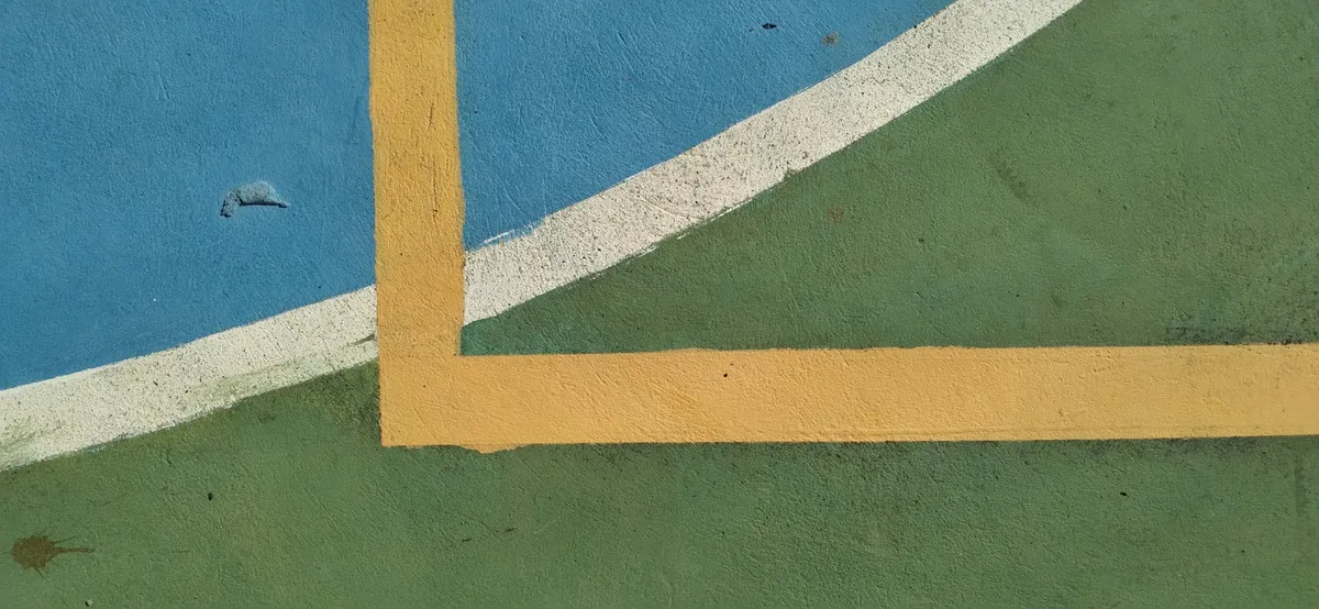 Abstrakter bemalter Sportplatz mit leuchtenden Farben und geometrischen Linien