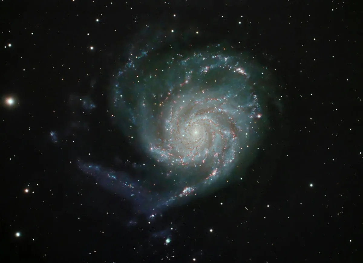Pinwheel-Galaxie M101 mit kosmischen Spiralen und Sternen