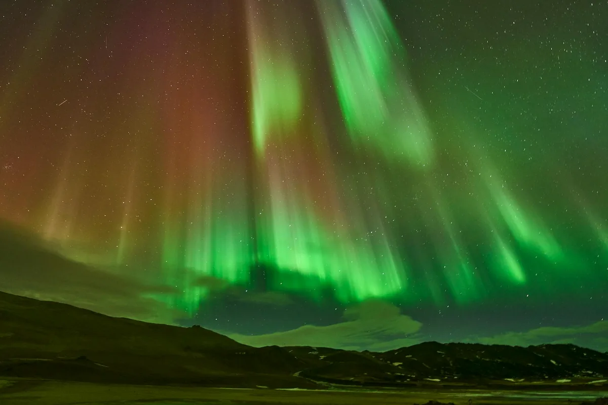 Aurora boreale su Reykjahlíð, Islanda: paesaggio notturno con cielo stellato