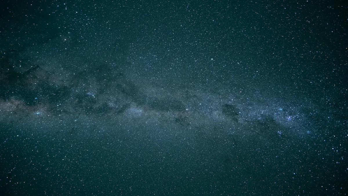 Cielo stellato che evidenzia lo splendore della Via Lattea
