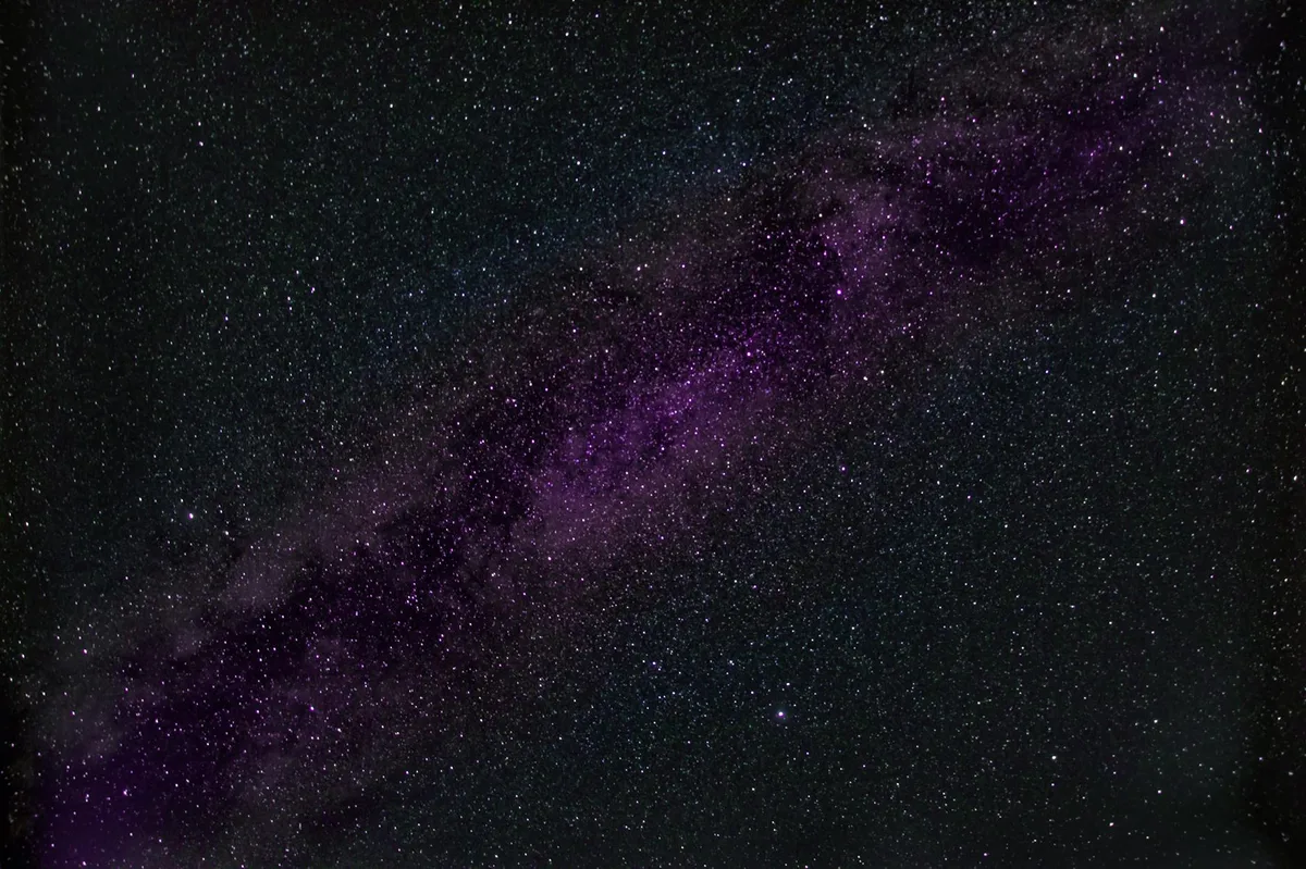 Campo di stelle della Via Lattea contro il cielo notturno scuro