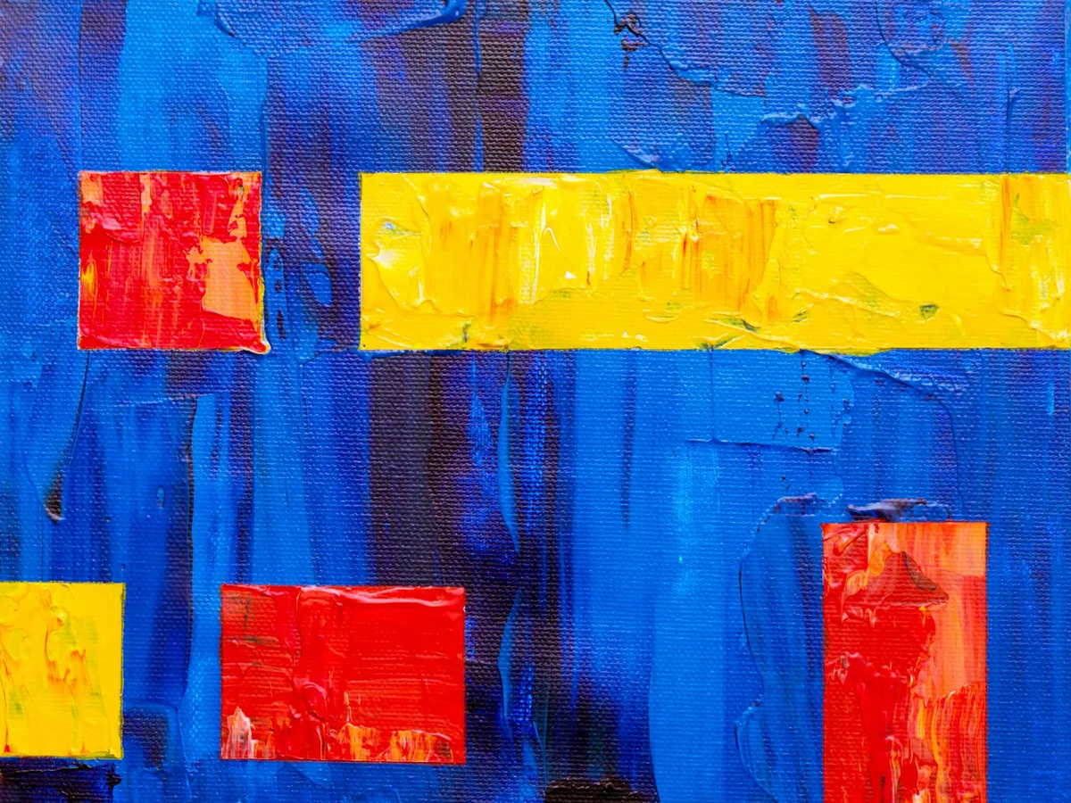 Bunte abstrakte Kunst auf Leinwand mit roten und gelben geometrischen Formen vor blauem Hintergrund