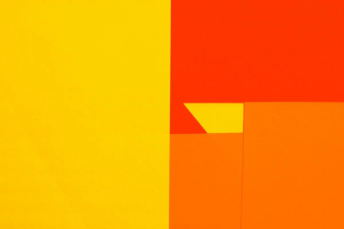 Immagine astratta colorata con forme geometriche audaci in giallo, arancione e rosso