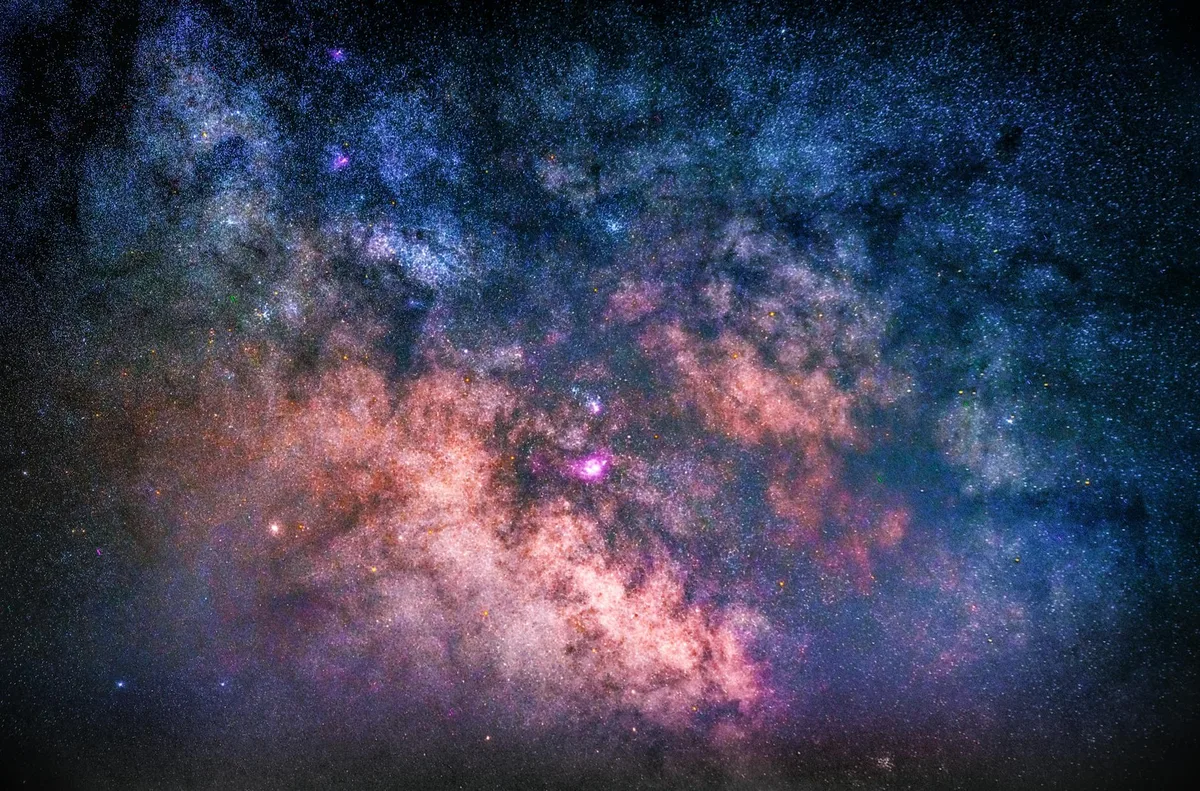 Representación colorida de la galaxia Vía Láctea con estrellas y nebulosas vívidas