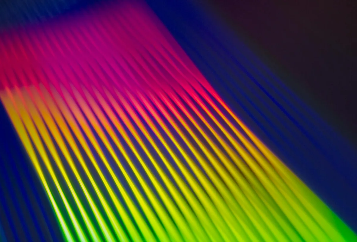 Bunter Neonverlauf mit abstrakten Streifen – lebendiges, dynamisches Muster