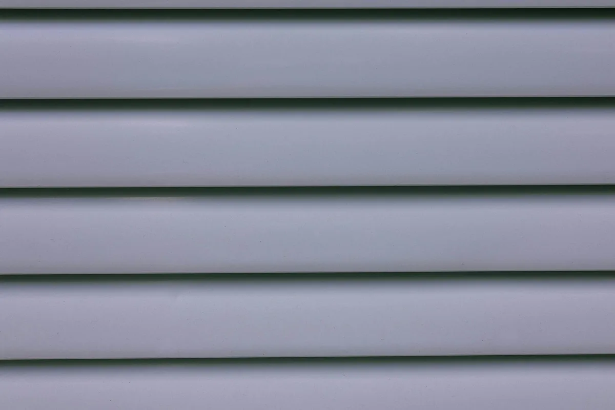 회색 레이어드 벽 패널 클로즈업, 라인과 그림자