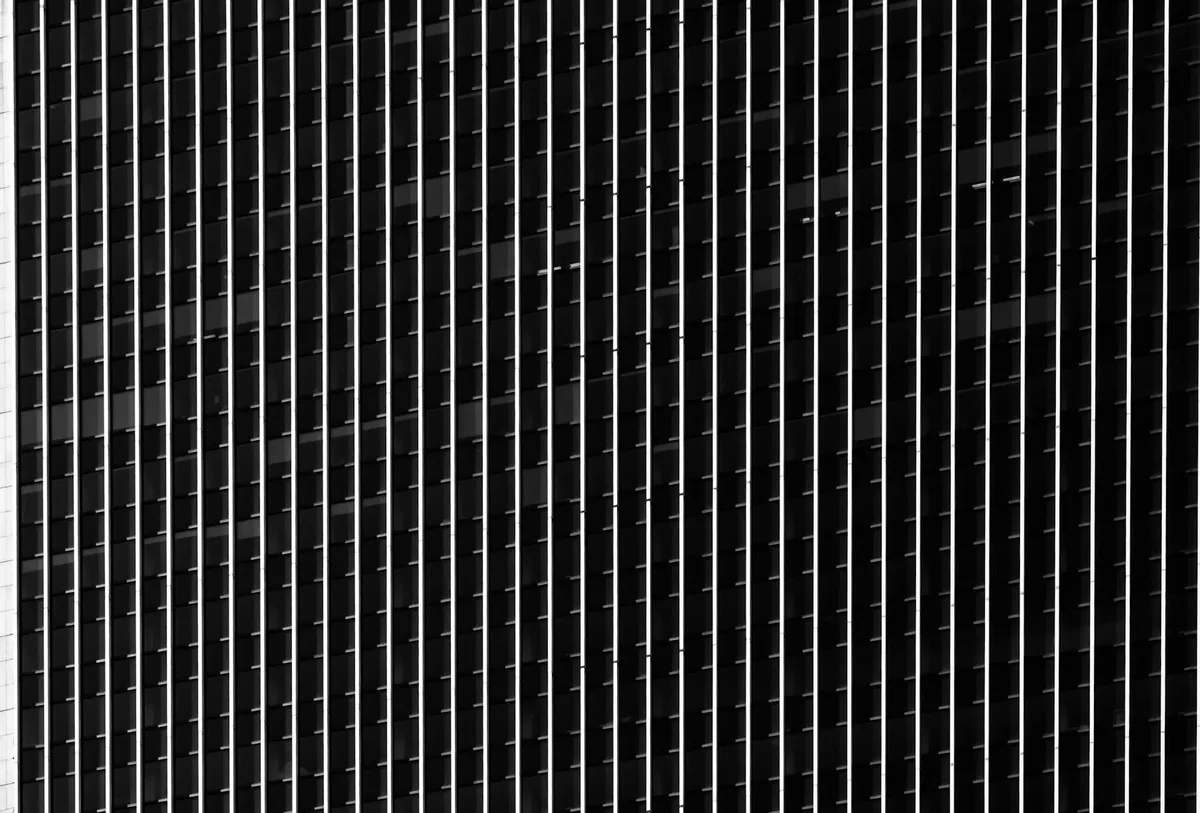 Außendetails eines modernen Wolkenkratzers mit geometrischer Fassade