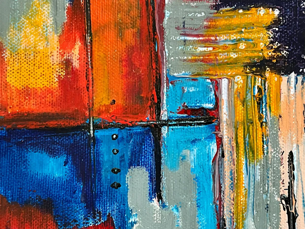 Dipinto astratto dinamico con colori decisi e tratti strutturati.