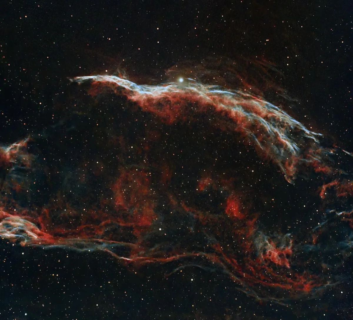 Colori e pattern vibranti della Nebulosa Velo catturata nello spazio profondo.