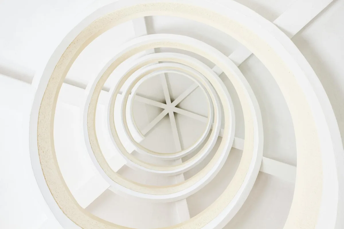 Esplora questa architettura a spirale astratta con design minimalista moderno e motivi geometrici bianchi.