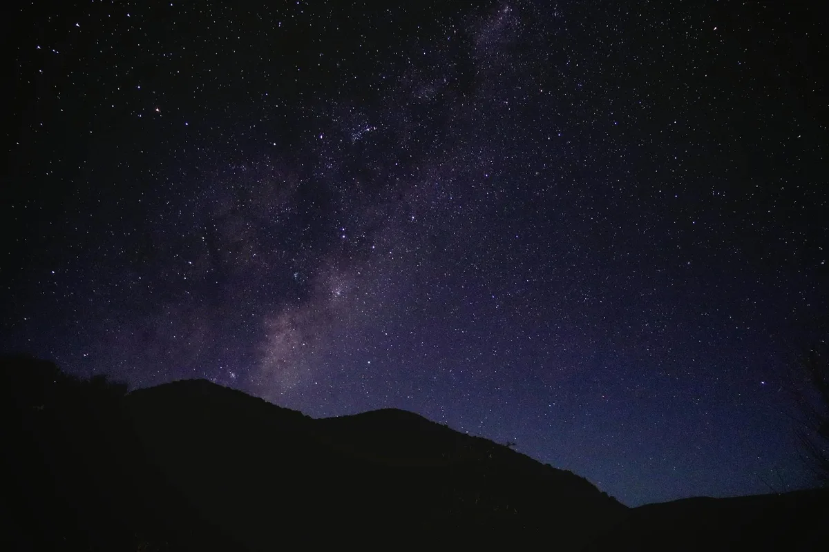 Vista mozzafiato della Via Lattea che illumina il cielo notturno su una montagna sudafricana