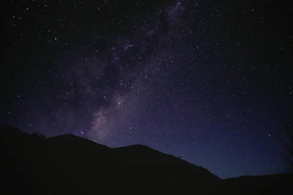 Vista mozzafiato della Via Lattea che illumina il cielo notturno su una montagna sudafricana