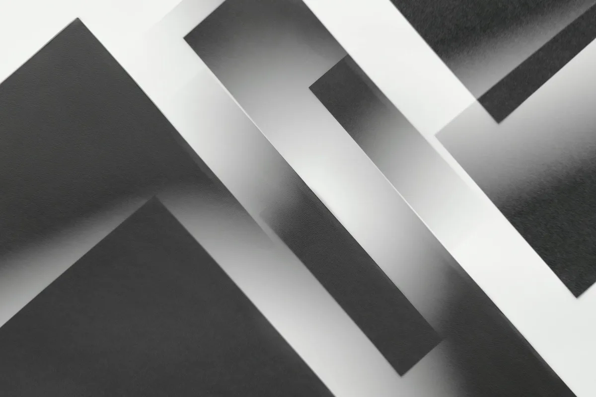 Design astratto minimalista in bianco e nero con forme geometriche in scala di grigi