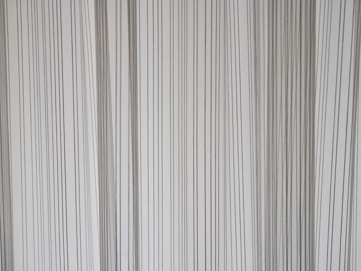 Minimalistisches abstraktes Design mit vertikalen Linien auf neutralem, strukturiertem Hintergrund