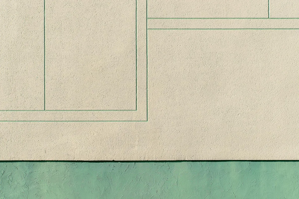 Minimalistische geometrische Wandkunst mit sanften Beige- und Grüntönen und klaren Linien