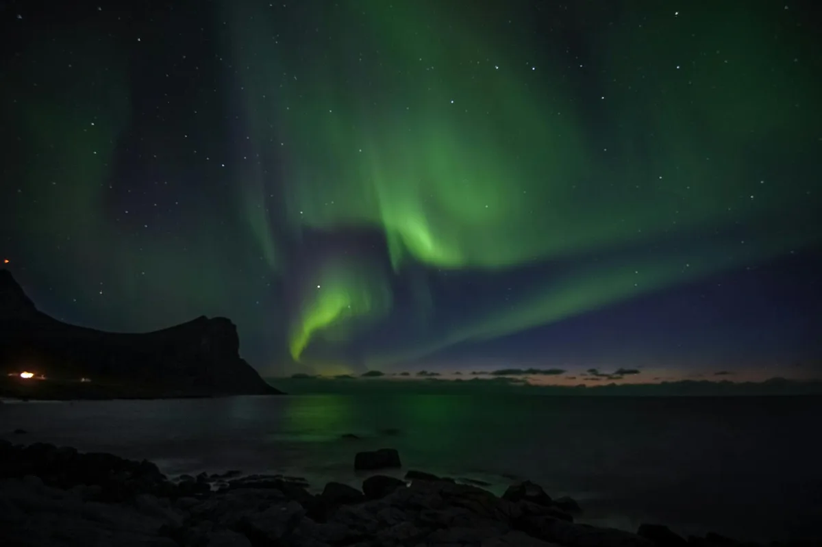 Aurora boreale mozzafiato sulla spiaggia di Myrland, Nordland, Norvegia
