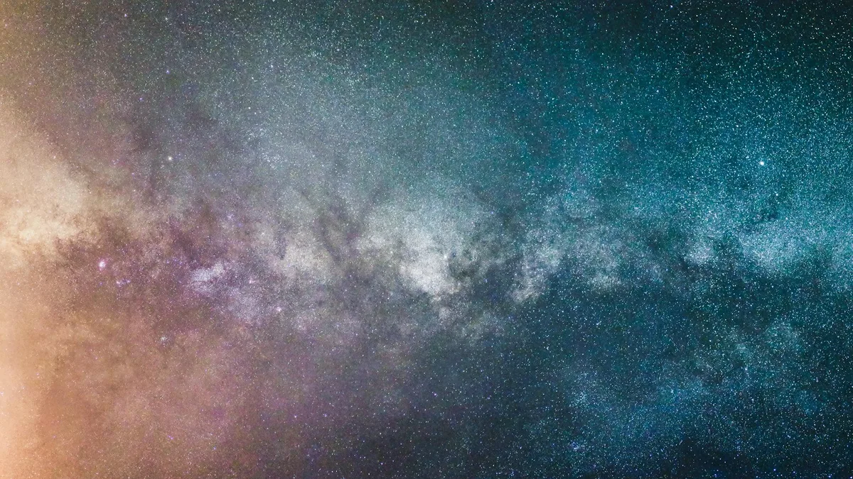 Milchstraße bei Nacht mit Sternen und kosmischen Farben