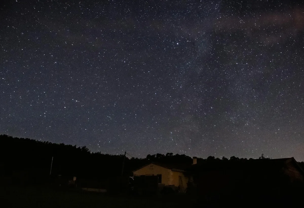 Cielo notturno tranquillo con stelle e Via Lattea su Bergerac